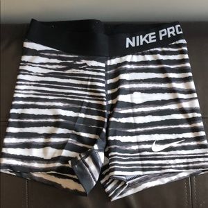 Black and white patterned Nike pro spandex!